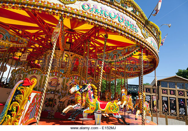 unoccupied-traditional-carousel-fair-ground-ride-e152mj